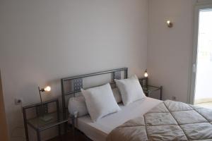 A bed or beds in a room at Casa con amarre y piscina privados ref 306