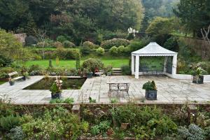 einen Garten mit einem Pavillon und einigen Pflanzen in der Unterkunft The Old Rectory in Hastings