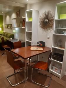 comedor con mesa de madera y sillas en STUDIO 7, en Simancas