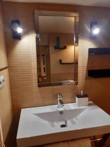 A bathroom at STUDIO 7