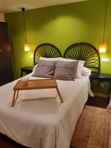 Un dormitorio verde con una cama con una mesa. en STUDIO 7, en Simancas