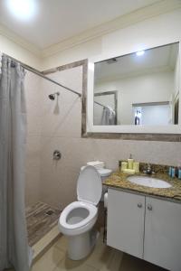 Ένα μπάνιο στο Choose To Be Happy at Gardens of Blissett GOB#1 & GOB #2 - Two Bedroom Apartments