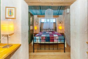 um quarto com uma cama no meio de um quarto em Milio's House em Roústika