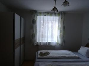 Łóżko lub łóżka w pokoju w obiekcie Apartment Waldhaus Opitz
