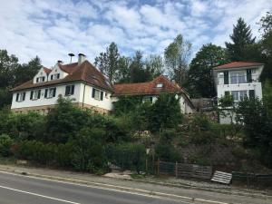 uma casa na berma da estrada em Altes Forsthaus Waldenbuch / Bei der Messe Stuttgart em Waldenbuch