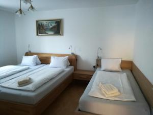Łóżko lub łóżka w pokoju w obiekcie Apartment Waldhaus Opitz
