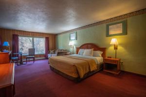 A bed or beds in a room at Mahoning Inn