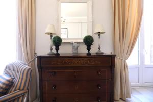 a dresser with two lamps and a mirror at Apartamento Mar de Korus in Málaga