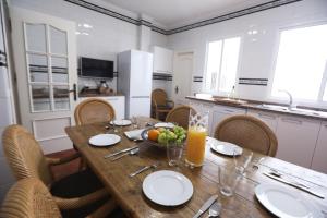 kuchnia z drewnianym stołem z misą owoców w obiekcie Apartamento Mar de Korus w Maladze