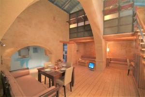 Milio's House في Roústika: غرفة معيشة مع طاولة وأريكة