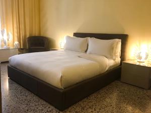 een slaapkamer met een groot bed met 2 lampen bij BASILICO Genova in Genua