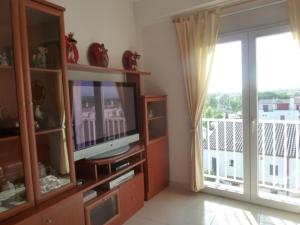 salon z telewizorem i balkonem w obiekcie apartamento con terraza vistas canal ref 238 w mieście Empuriabrava