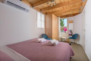 una camera da letto con un letto e due asciugamani di Anastasia house a Calchi (Halki)
