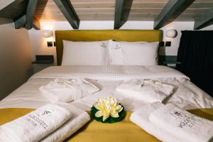 Postel nebo postele na pokoji v ubytování Volos Suites Center