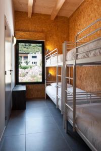 サゴーヌにあるCasa Turrigianiの二段ベッド3組、窓が備わる客室です。