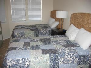 Llit o llits en una habitació de Gulfpoint Condos K1112