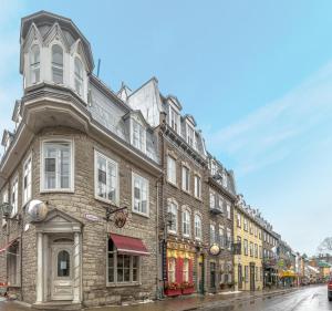 un gran edificio de ladrillo en una calle de la ciudad en Hotel Maison du Général, en Quebec