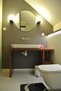 La salle de bains est pourvue d'un lavabo et d'un miroir mural. dans l'établissement Motel DB2000, à Biłgoraj