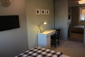 een kamer met een bureau met een lamp en een bed bij Apartament Jagiellońska 70 in Bydgoszcz