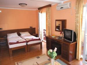 En eller flere senge i et værelse på Apartments Oaza 1