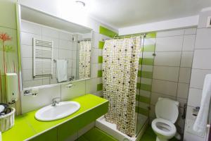 Koupelna v ubytování Hotel Corona