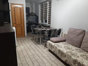 Uma área de estar em Guesthouse na ulitze Mimoz 9