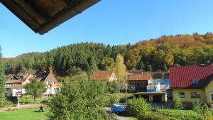 una piccola cittadina con una montagna sullo sfondo di FeWo direkt am Wald und Wanderweg mit Balkon Ruhe pur 1 OG a Bad Sachsa