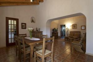 a living room with a wooden table and chairs at Quinta Pero Vicente in Odeceixe