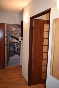 uma porta aberta num quarto com um corredor em Apartament M-3 em Czestochowa