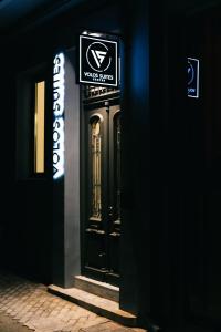 uma porta para um edifício com um sinal em Volos Suites Center em Volos