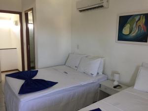 1 dormitorio blanco con 2 camas en una habitación en Nannai Beira Mar Porto de Galinhas 307, en Porto de Galinhas