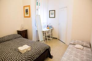 - une petite chambre avec un lit et une table dans l'établissement Interno 7, tra la Fiera ed il Centro, à Bologne
