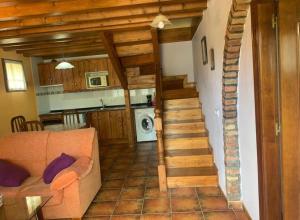 una sala de estar con una escalera que conduce a una cocina en APARTAMENTOS MARIAJE en Barro de Llanes