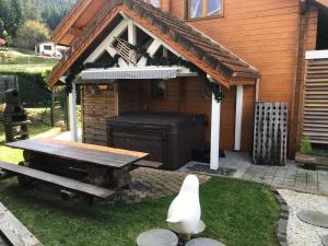 Сад в Chalet de la Royotte - Sauna & SPA