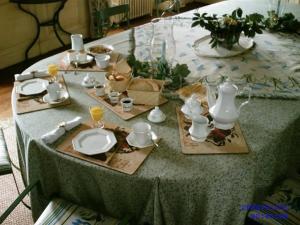 una mesa con platos y tazas y platos en ella en Demeure les Montys en Haute-Goulaine