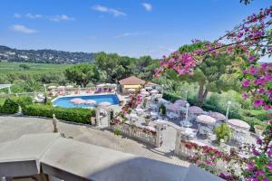 an aerial view of a villa with a swimming pool at Le Château de Mei Lese in La Croix-Valmer