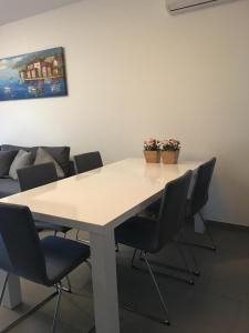 a conference room with a table and chairs at Casa de la vida La Zenia in Playas de Orihuela