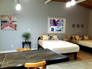 Letto o letti in una camera di Lizard King Hotel & Suites