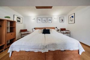 Apartment Center في كامنيك: غرفة نوم بسرير ابيض كبير مع كرسيين