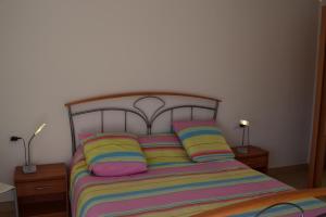 A bed or beds in a room at Casa con amarre y piscina privados ref 306