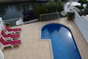 The swimming pool at or close to Casa con amarre y piscina privados ref 306