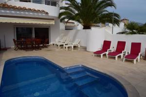 The swimming pool at or close to Casa con amarre y piscina privados ref 306