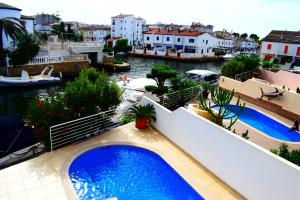 The swimming pool at or close to Casa con amarre y piscina privados ref 306