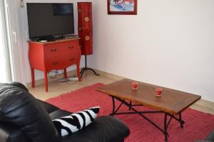 A television and/or entertainment centre at Casa con amarre y piscina privados ref 306