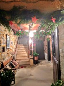 列加內斯的住宿－La Costera en Liérganes, Cabarceno，建筑中带圣诞装饰和楼梯的走廊