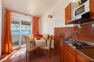 Kuchyňa alebo kuchynka v ubytovaní Apartment A4 sea view Antonia + 2 fotografie