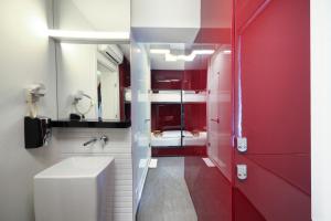 een rode badkamer met een toilet en een rode deur bij The Central House Istanbul Taksim in Istanbul +57 foto's