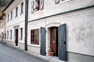 een gebouw met deuren aan de straatkant bij Apartment Center in Kamnik