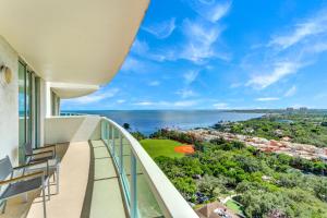 Apartamento con balcón con vistas al océano. en iCoconutGrove - Luxurious Vacation Rentals in Coconut Grove, en Miami