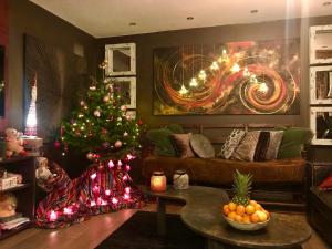 una sala de estar con un árbol de Navidad y un sofá en L’élégance au coeur du Médiéval, en Provins